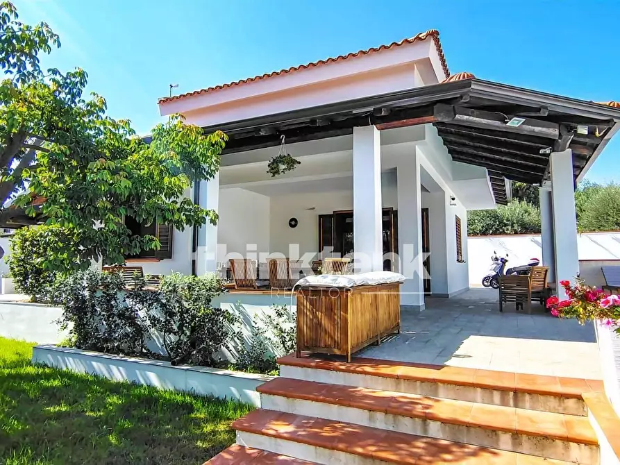 Immagine 3 di Villa in vendita  in Via delle Azalee a Augusta