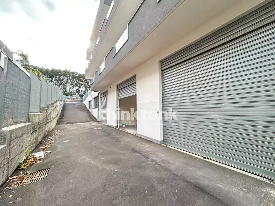 Immagine 4 di Palazzo in affitto  in via Ulisse a Catania