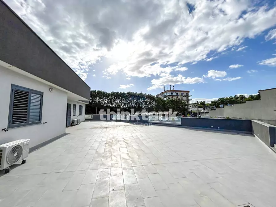 Immagine 16 di Palazzo in affitto  in via Ulisse a Catania