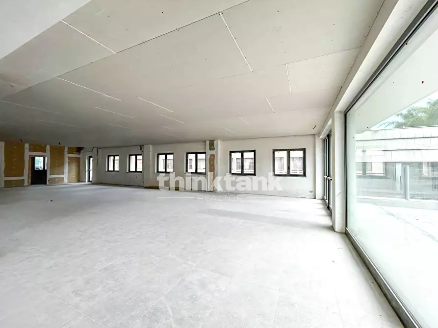 Immagine 25 di Palazzo in affitto  in via Ulisse a Catania