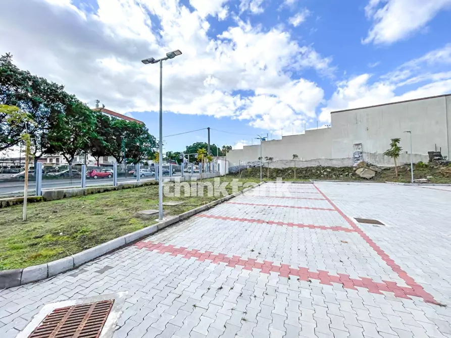 Immagine 29 di Palazzo in affitto  in via Ulisse a Catania