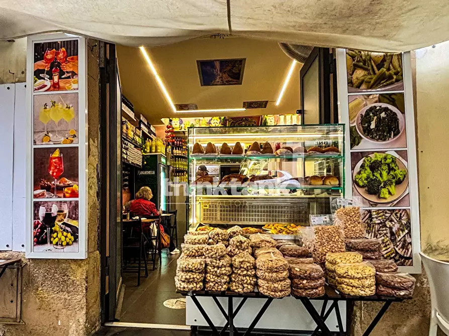 Immagine 4 di Locale commerciale in vendita  in corso umberto 1 a Siracusa