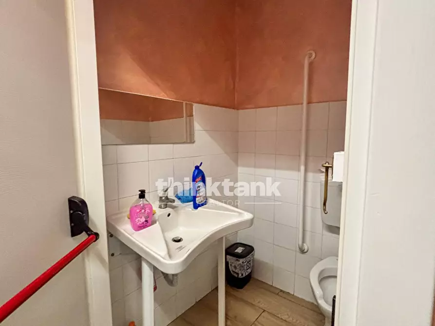 Immagine 24 di Locale commerciale in vendita  in corso umberto 1 a Siracusa