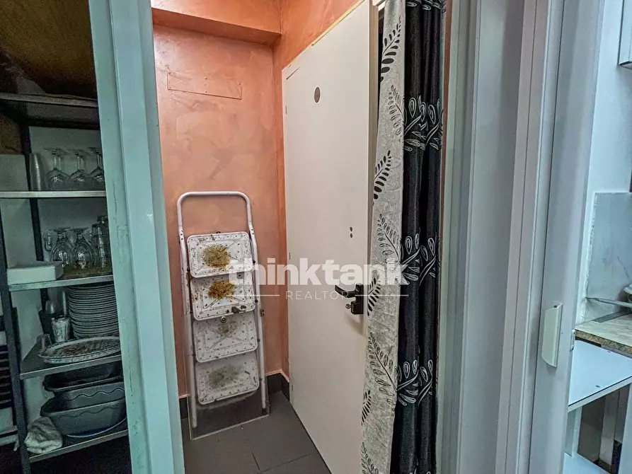 Immagine 25 di Locale commerciale in vendita  in corso umberto 1 a Siracusa