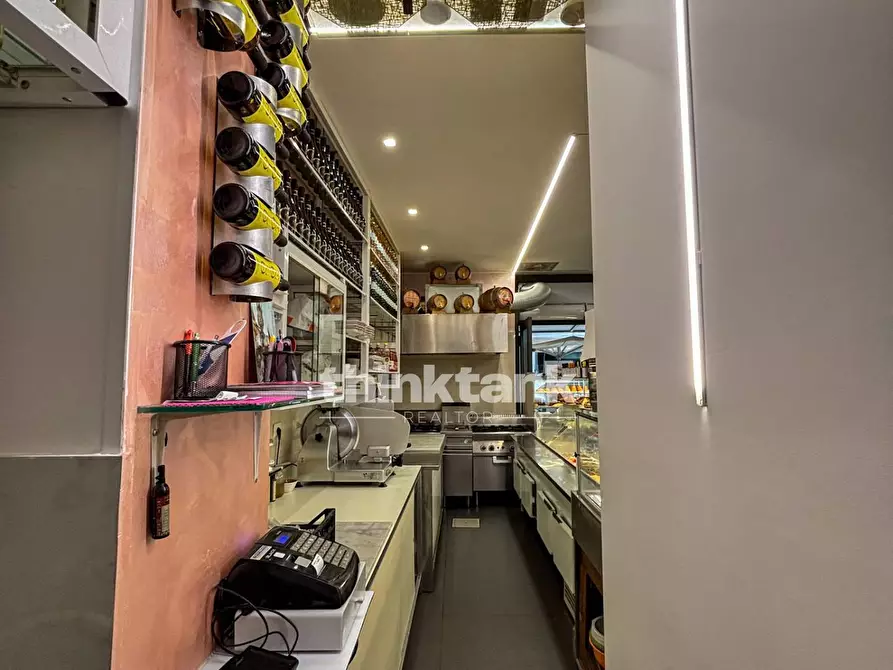 Immagine 7 di Locale commerciale in vendita  in corso umberto 1 a Siracusa