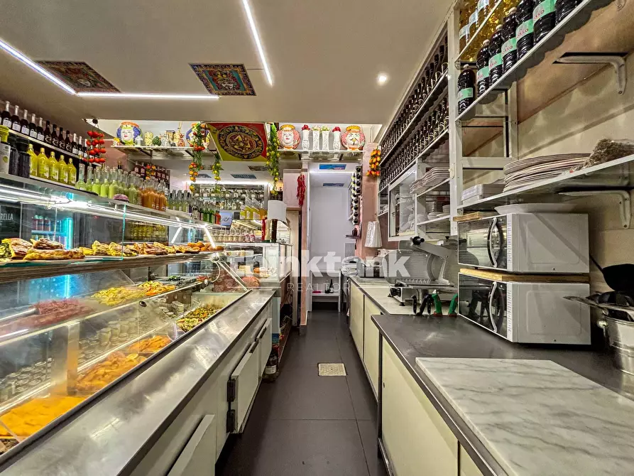 Immagine 10 di Locale commerciale in vendita  in corso umberto 1 a Siracusa