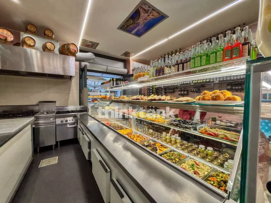 Immagine 8 di Locale commerciale in vendita  in corso umberto 1 a Siracusa