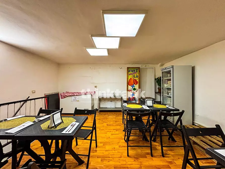 Immagine 17 di Locale commerciale in vendita  in corso umberto 1 a Siracusa