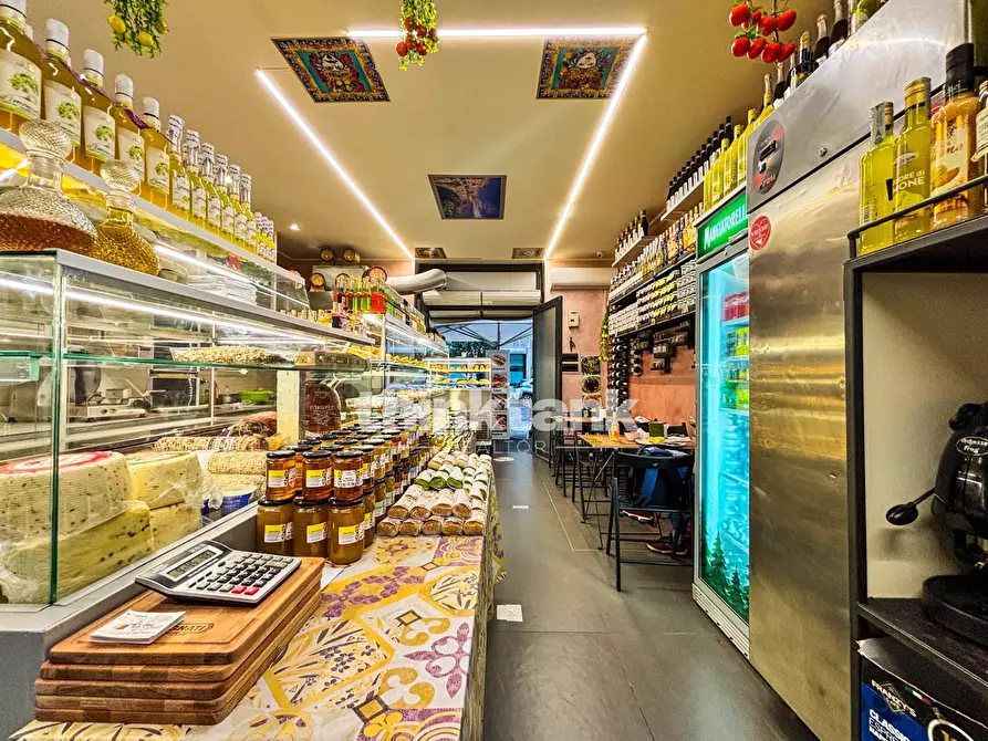 Immagine 6 di Locale commerciale in vendita  in corso umberto 1 a Siracusa