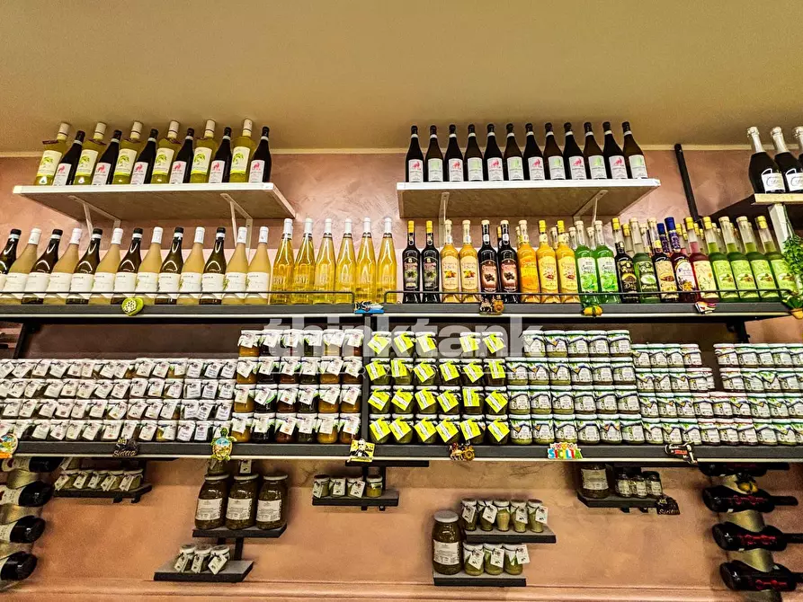 Immagine 12 di Locale commerciale in vendita  in corso umberto 1 a Siracusa