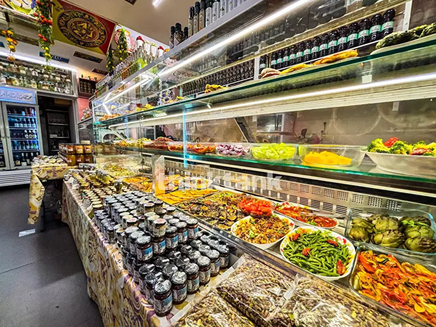 Immagine 2 di Locale commerciale in vendita  in corso umberto 1 a Siracusa