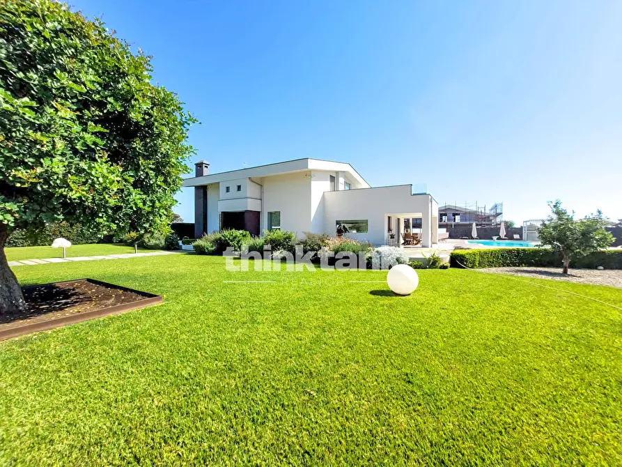 Immagine 5 di Villa in vendita  in Via Timone Zaccanazzo a Acireale