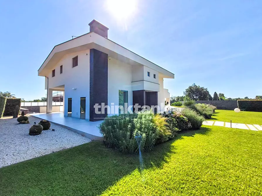 Immagine 26 di Villa in vendita  in Via Timone Zaccanazzo a Acireale