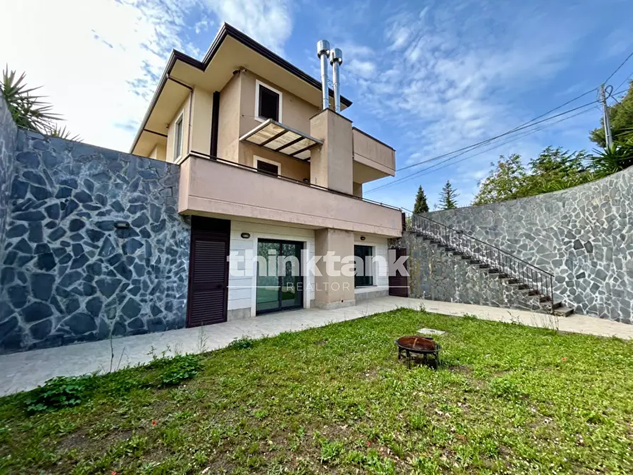Immagine 1 di Villa in vendita  in Via delle Ginestre a Gravina Di Catania