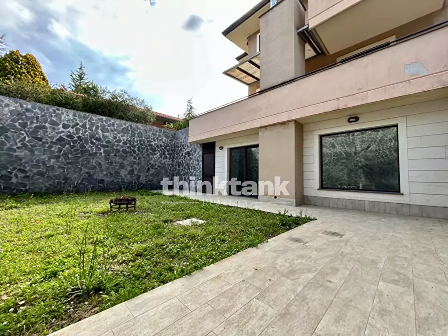Immagine 3 di Villa in vendita  in Via delle Ginestre a Gravina Di Catania
