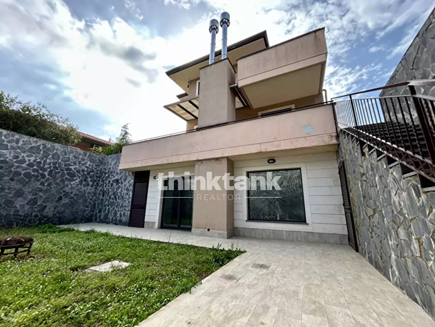 Immagine 4 di Villa in vendita  in Via delle Ginestre a Gravina Di Catania