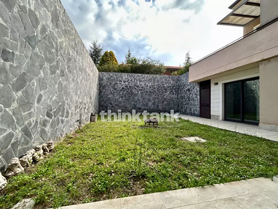 Immagine 5 di Villa in vendita  in Via delle Ginestre a Gravina Di Catania