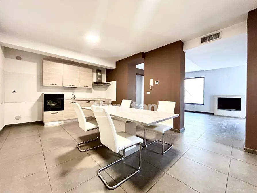 Immagine 18 di Villa in vendita  in Via delle Ginestre a Gravina Di Catania