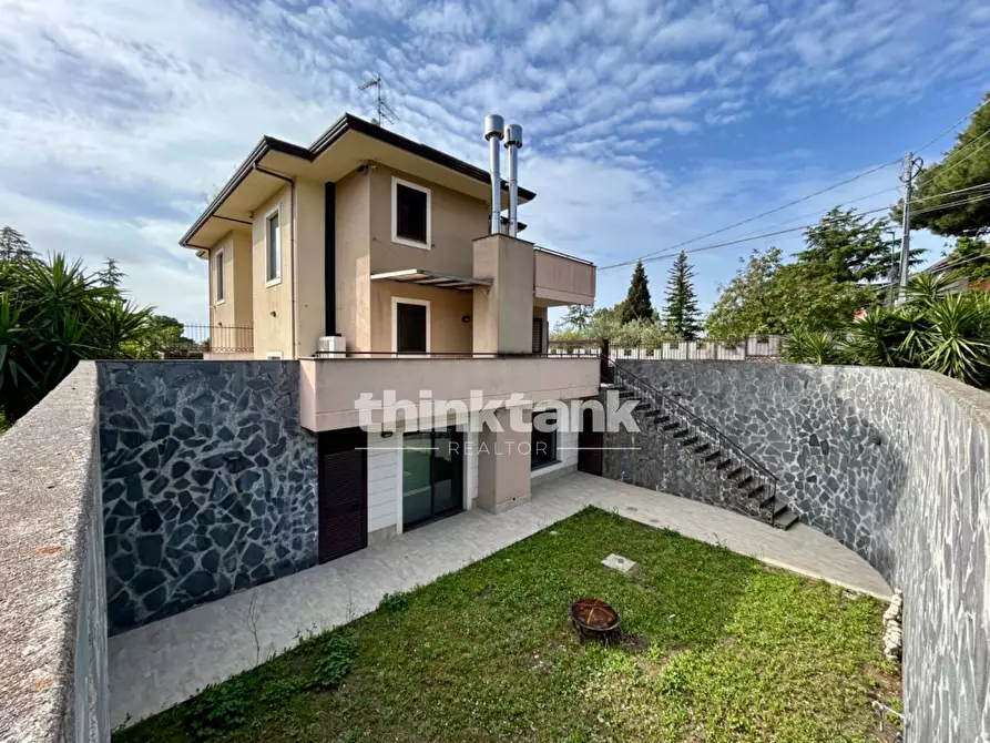 Immagine 45 di Villa in vendita  in Via delle Ginestre a Gravina Di Catania