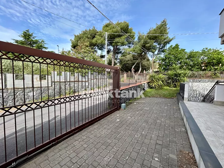 Immagine 8 di Villa in vendita  in Via delle Ginestre a Gravina Di Catania