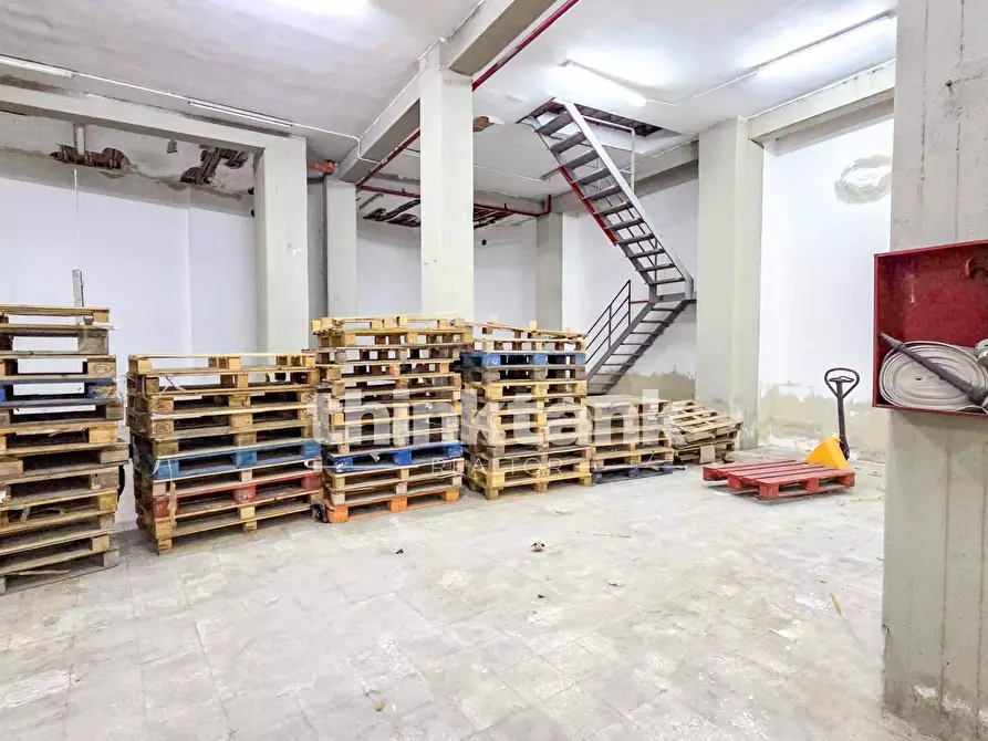 Immagine 3 di Magazzino in vendita  in Via Edmondo De Amicis snc a Catania