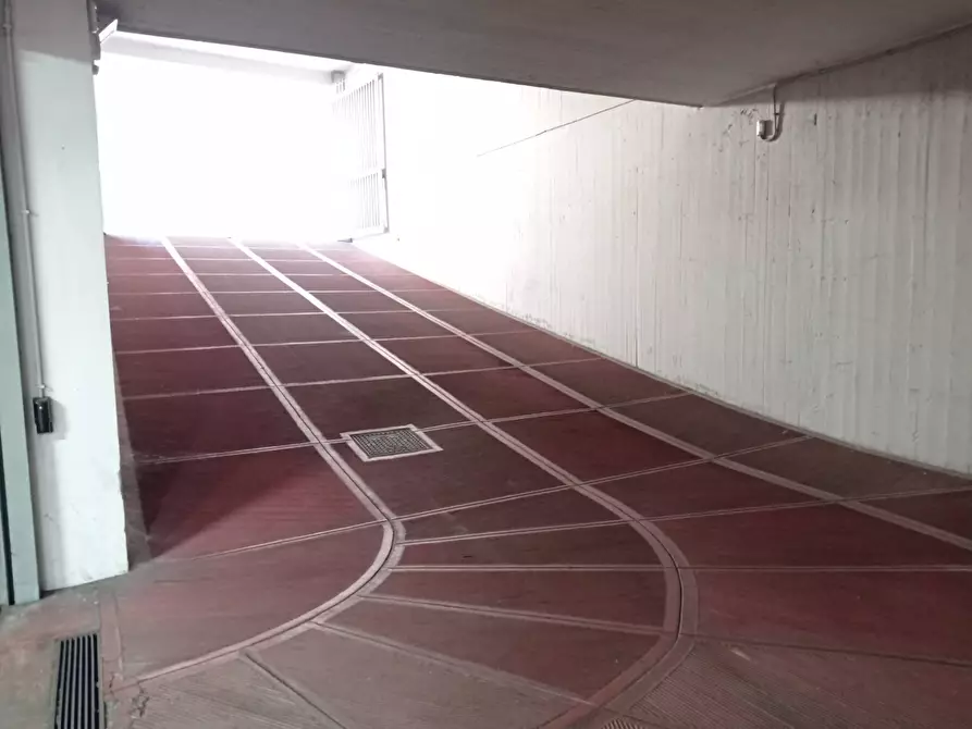 Immagine 4 di Locale commerciale in vendita  in via sciadonna 26 a Frascati