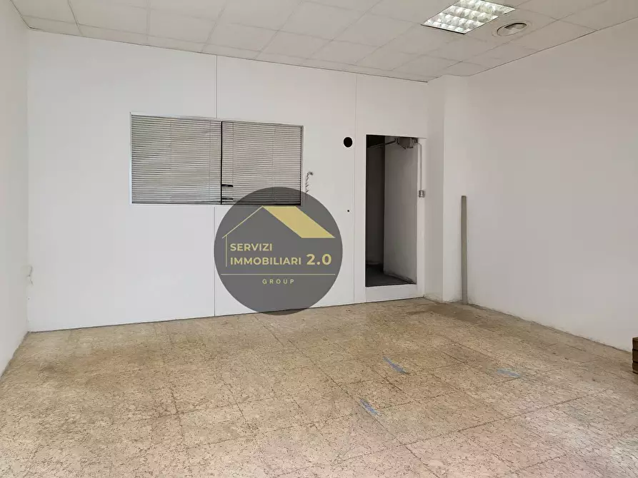 Immagine 3 di Locale commerciale in vendita  in VIA VACUNA 42 a Roma