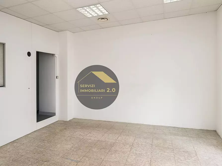 Immagine 4 di Locale commerciale in vendita  in VIA VACUNA 42 a Roma