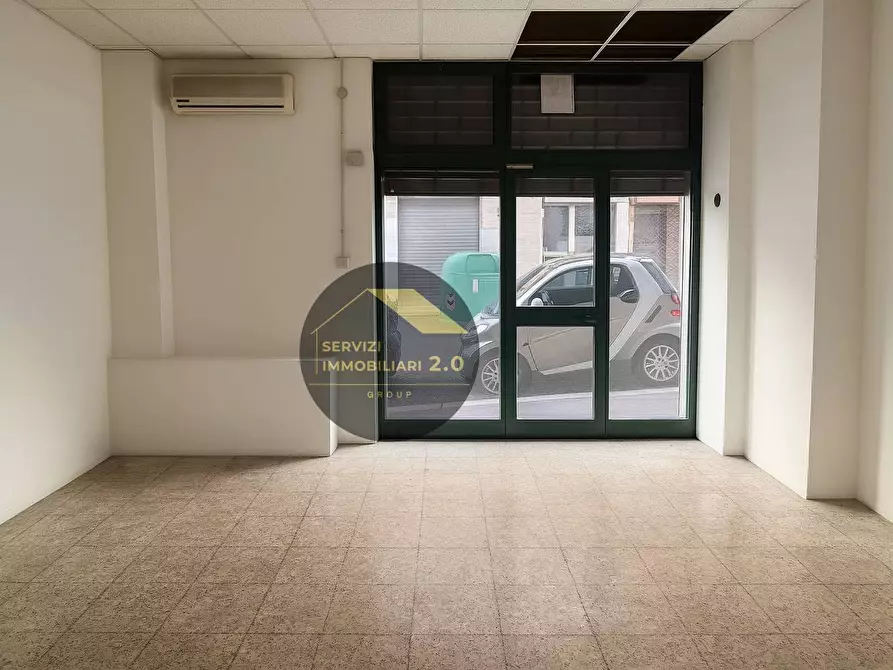 Immagine 7 di Locale commerciale in vendita  in VIA VACUNA 42 a Roma