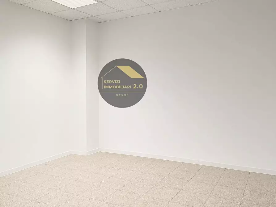 Immagine 18 di Locale commerciale in vendita  in VIA VACUNA 42 a Roma