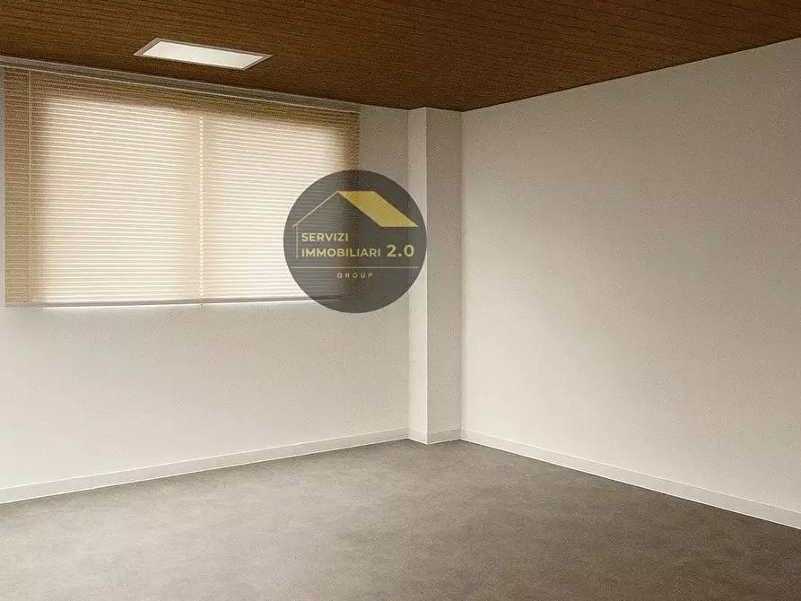 Immagine 21 di Locale commerciale in vendita  in VIA VACUNA 42 a Roma