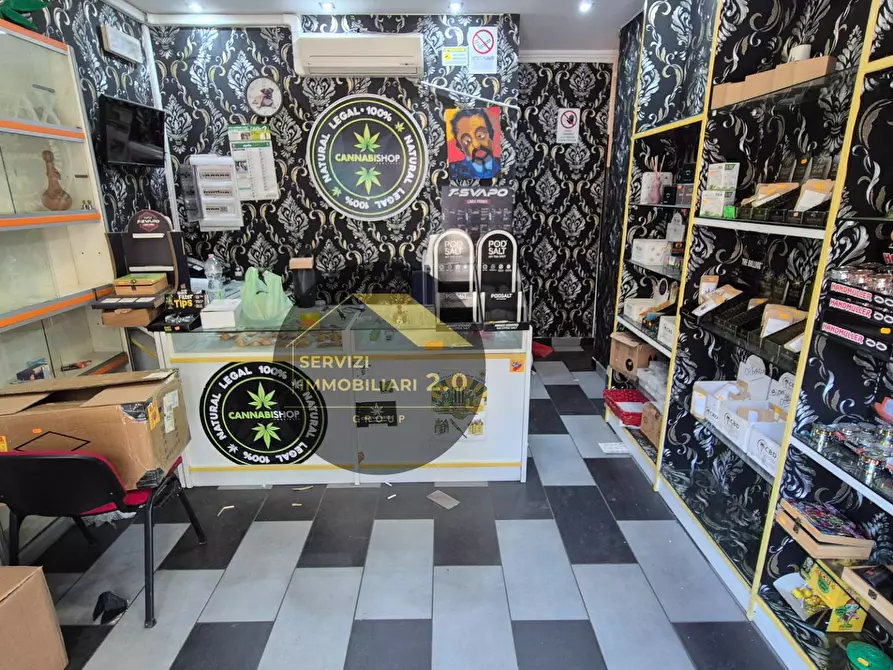 Immagine 14 di Locale commerciale in vendita  in Viale Palmiro Togliatti 209 a Roma