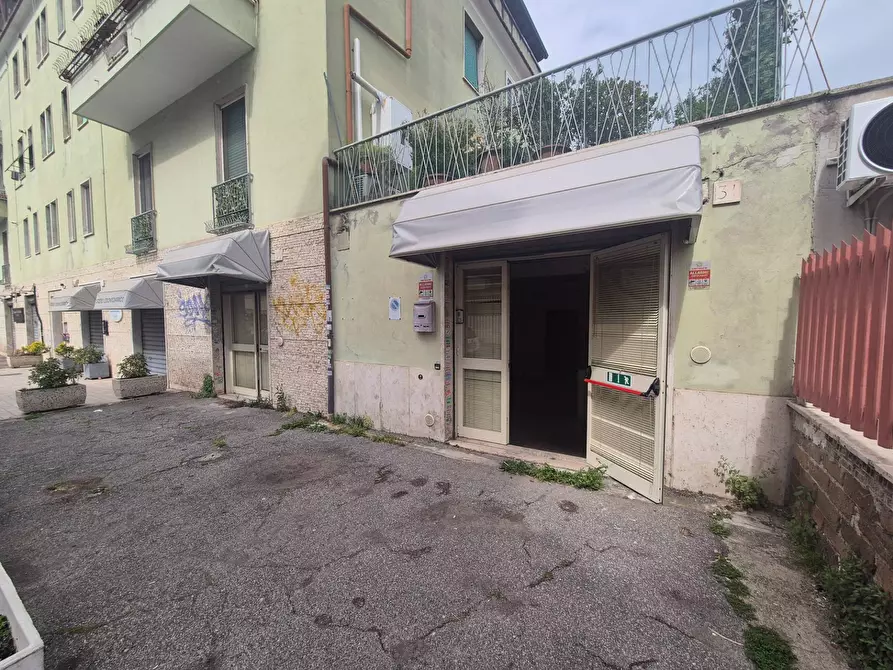 Immagine 2 di Locale commerciale in vendita  in Piazza Delle Camelie 30-31 a Roma