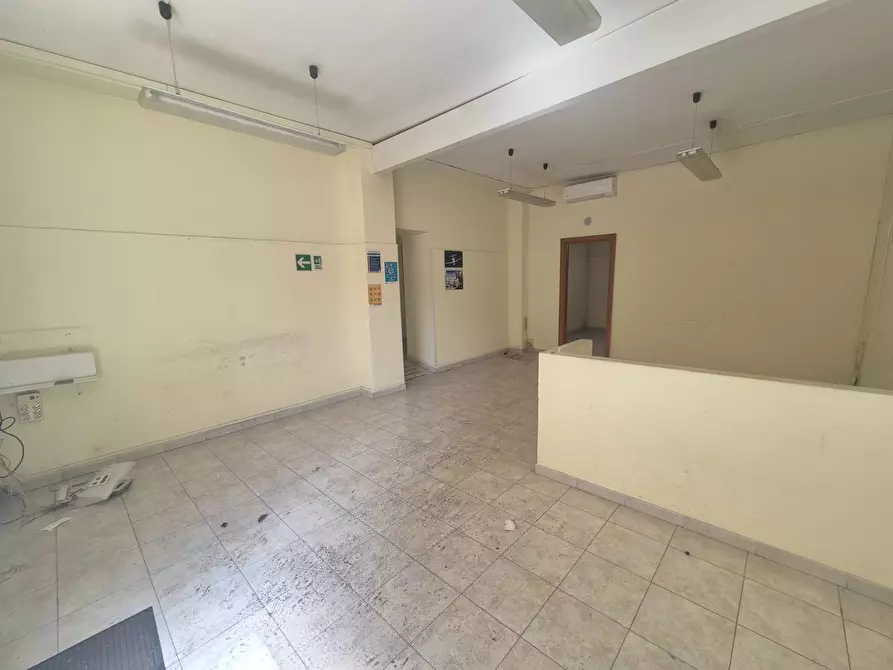 Immagine 3 di Locale commerciale in vendita  in Piazza Delle Camelie 30-31 a Roma