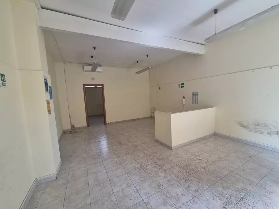 Immagine 4 di Locale commerciale in vendita  in Piazza Delle Camelie 30-31 a Roma