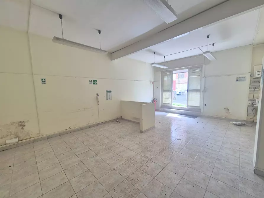 Immagine 5 di Locale commerciale in vendita  in Piazza Delle Camelie 30-31 a Roma