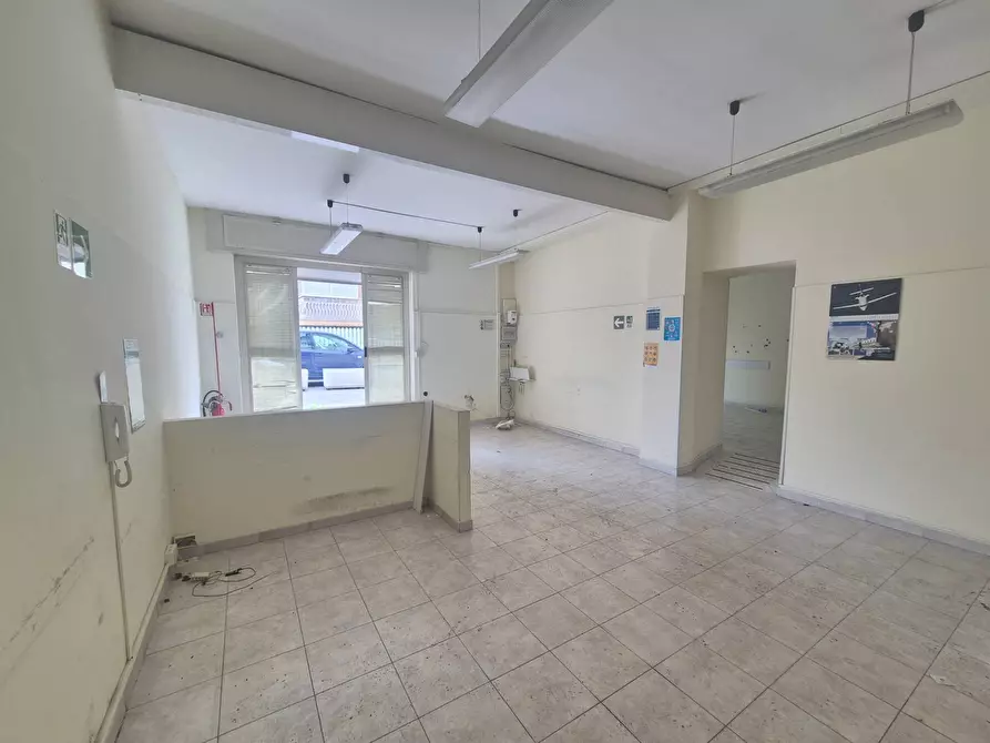 Immagine 6 di Locale commerciale in vendita  in Piazza Delle Camelie 30-31 a Roma