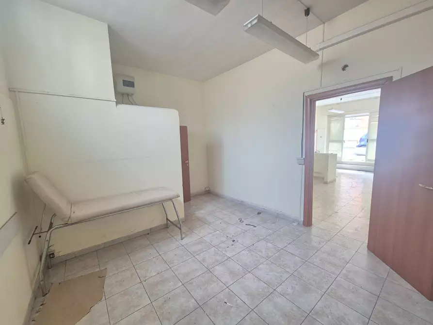 Immagine 7 di Locale commerciale in vendita  in Piazza Delle Camelie 30-31 a Roma