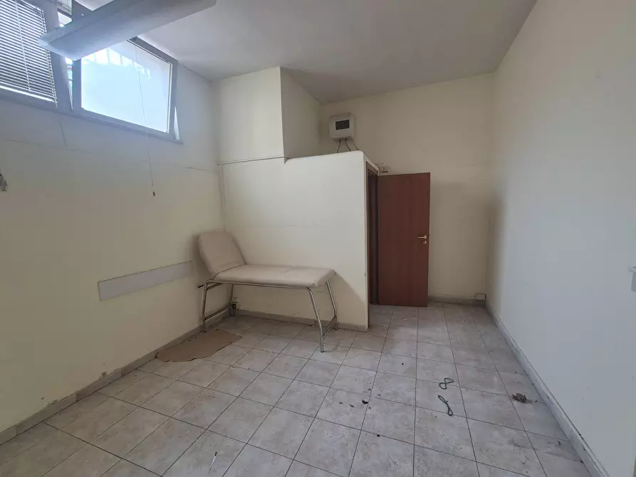 Immagine 8 di Locale commerciale in vendita  in Piazza Delle Camelie 30-31 a Roma