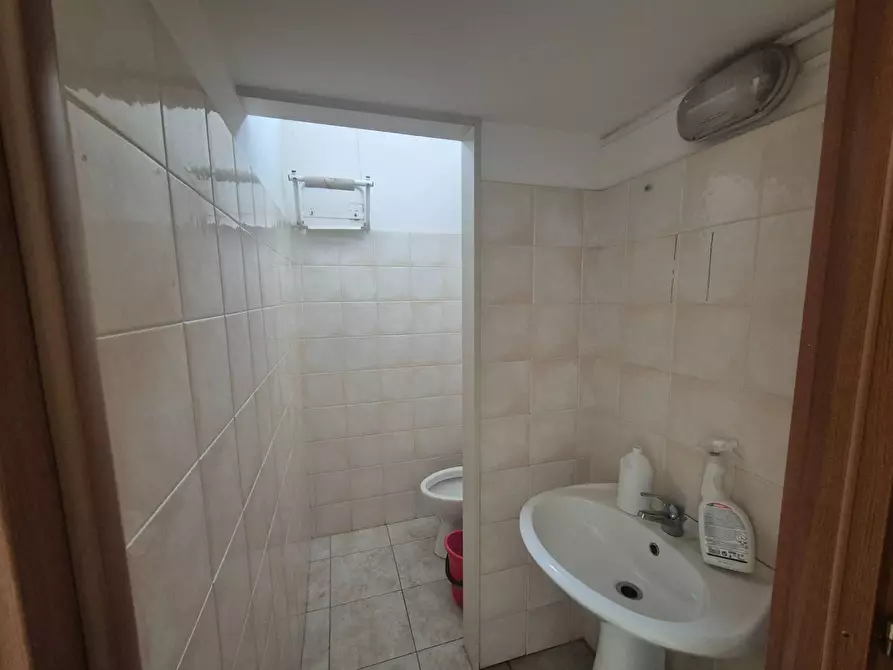 Immagine 9 di Locale commerciale in vendita  in Piazza Delle Camelie 30-31 a Roma