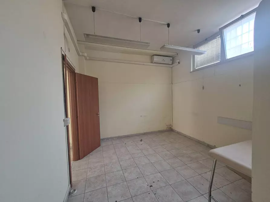 Immagine 10 di Locale commerciale in vendita  in Piazza Delle Camelie 30-31 a Roma