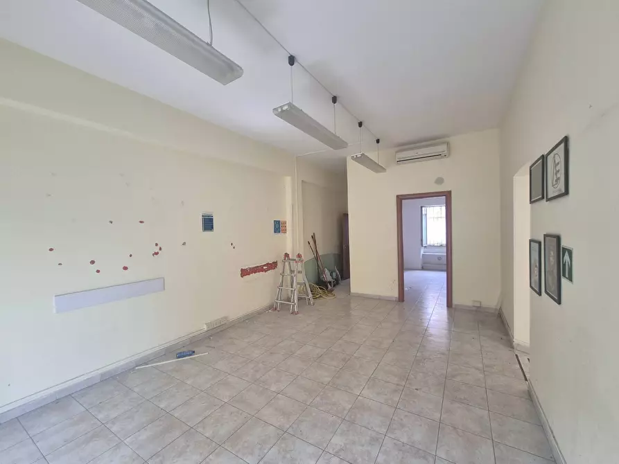 Immagine 11 di Locale commerciale in vendita  in Piazza Delle Camelie 30-31 a Roma