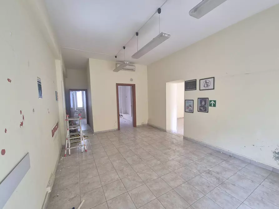 Immagine 12 di Locale commerciale in vendita  in Piazza Delle Camelie 30-31 a Roma