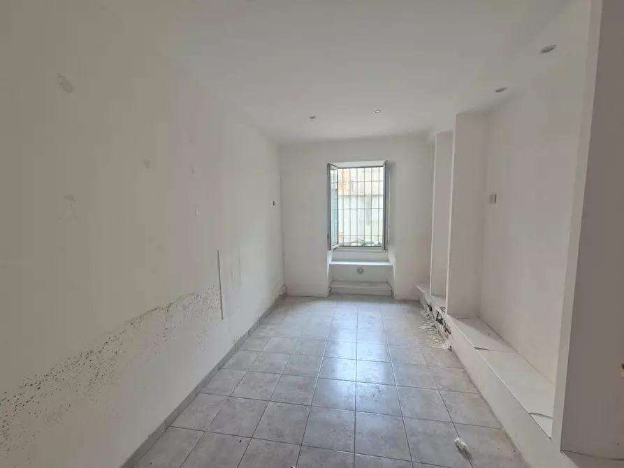 Immagine 13 di Locale commerciale in vendita  in Piazza Delle Camelie 30-31 a Roma