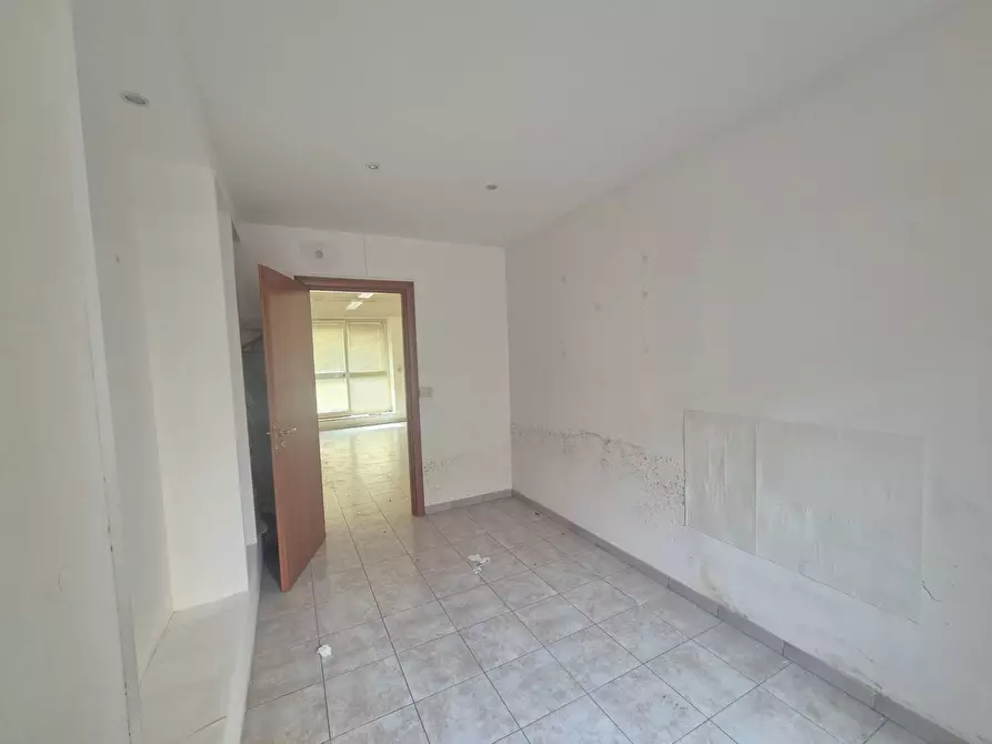 Immagine 14 di Locale commerciale in vendita  in Piazza Delle Camelie 30-31 a Roma