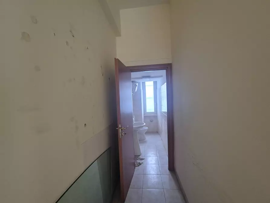 Immagine 15 di Locale commerciale in vendita  in Piazza Delle Camelie 30-31 a Roma