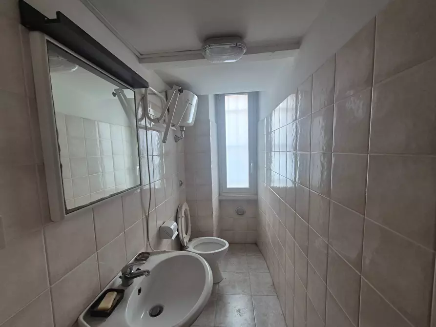 Immagine 16 di Locale commerciale in vendita  in Piazza Delle Camelie 30-31 a Roma