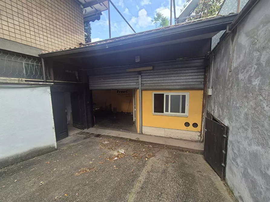 Immagine 10 di Locale commerciale in vendita  in Via Bernardo Cennini 36 a Roma