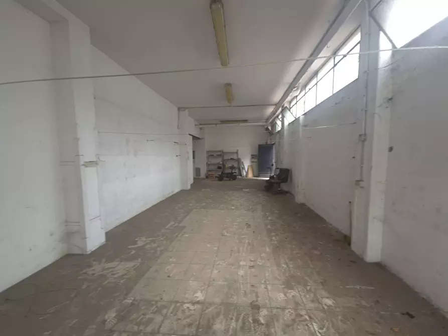 Immagine 20 di Locale commerciale in vendita  in Via Bernardo Cennini 36 a Roma