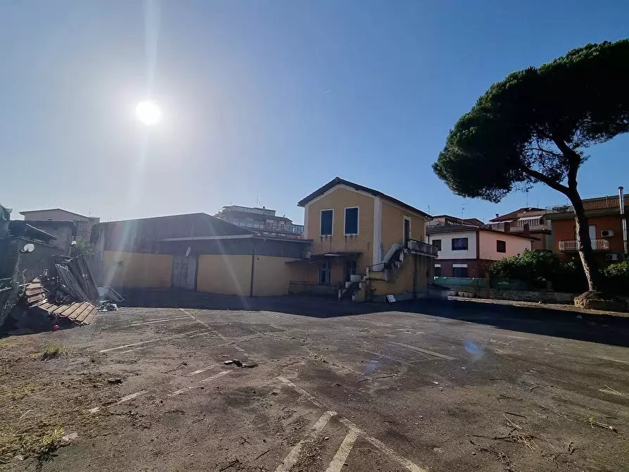 Immagine 9 di Appartamento in vendita  in via ortipoli a Roma